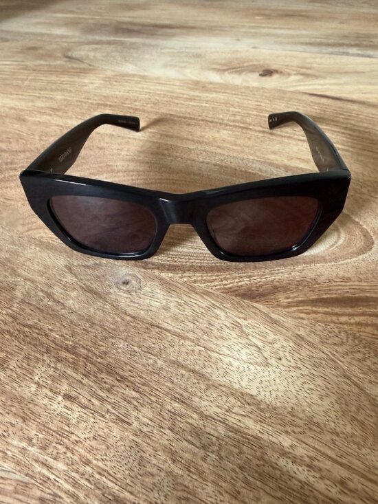 Vera Wang V621 Sunglasses in Black main image 7